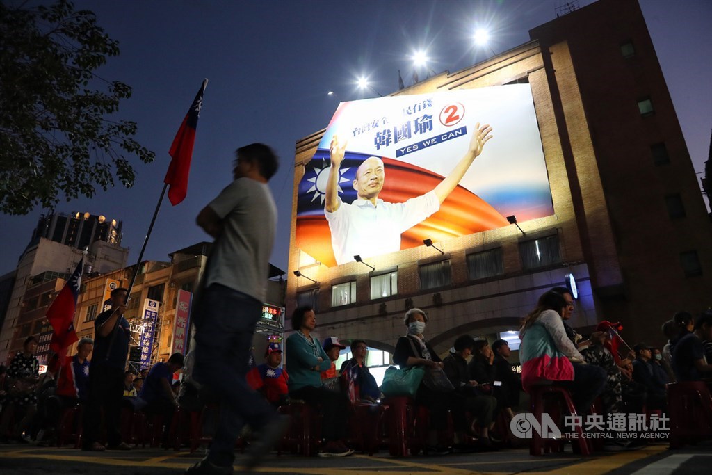 總統與立委大選結束,哈佛大學費正清中心集結學者專家發表選後觀察,研究員史諾蘭指出,國民黨在選後面臨至少兩大挑戰。圖為11日第15任總統、副總統及第10屆立法委員選舉後的國民黨高雄市黨部開票現場。中央社記者王騰毅攝 109年1月11日