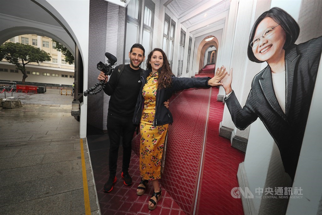 的以色列籍網紅雅新(Nuseir Yassin)(左)與塔米爾(Alyne Tamir)(右)2019年來台參加全球首創的「來去總統府住一晚」體驗活動。中央社記者裴禛攝 108年12月5日