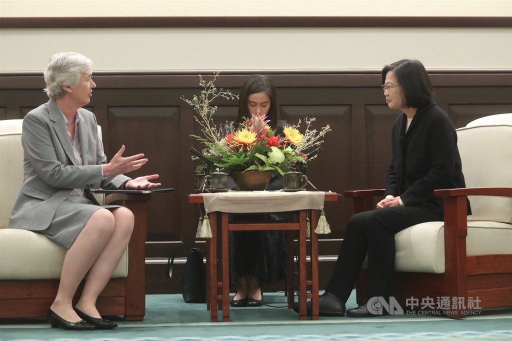 總統蔡英文(右)17日上午在總統府接見英國在台辦事處代表唐凱琳(Catherine Nettleton)(左),唐凱琳對蔡總統2020勝選連任表達祝賀。中央社記者吳家昇攝 109年1月17日