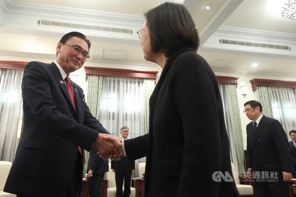 總統蔡英文(前右)17日上午在總統府接見日華議員懇談會會長古屋圭司(左),兩人握手致意。中央社記者吳家昇攝 109年1月17日