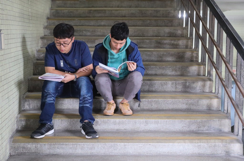 109學年度學科能力測驗約13.3萬名考生報名,17日第一天考英文、國文(選擇題)、社會,上午考生們把握考前時間做最後衝刺。中央社記者謝佳璋攝 109年1月17日