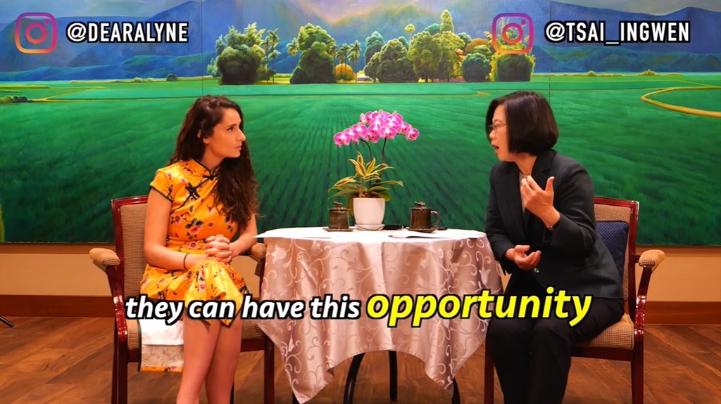 總統蔡英文(右)近期接受網路紅人塔米爾專訪,兩人以英語對談。(圖取自facebook.com/dearalyne)