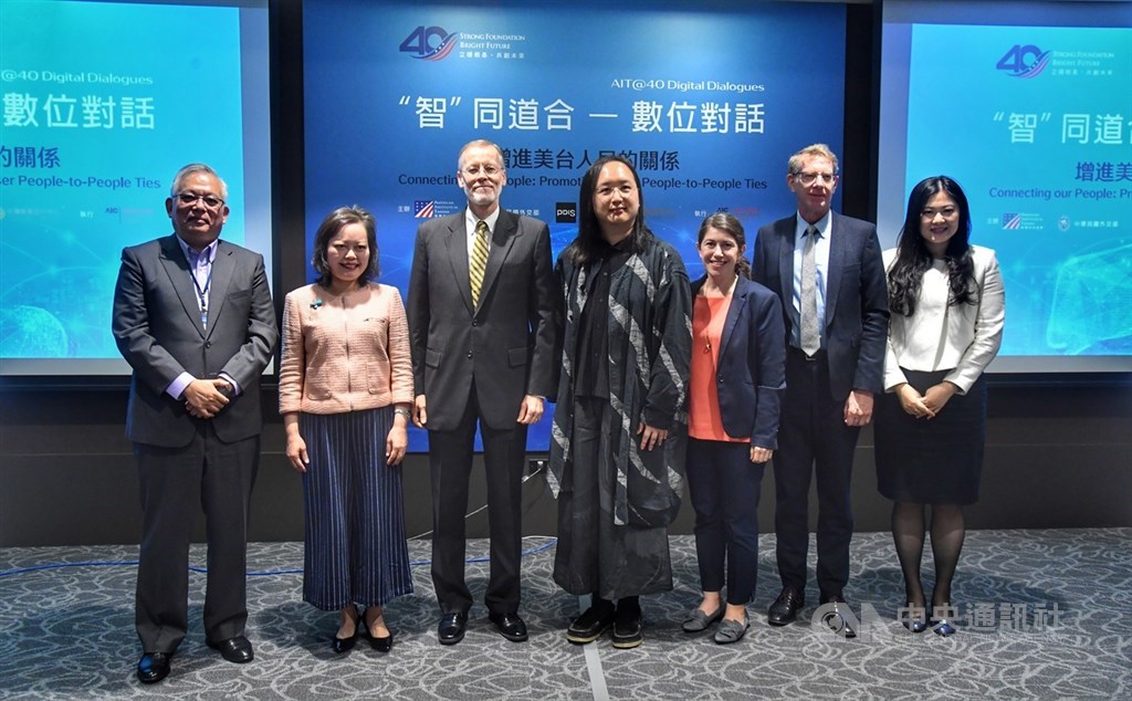 美國在台協會(AIT)處長酈英傑(左3)、行政院政務委員唐鳳(左4)、外交部台灣美國事務委員會秘書長王雪虹(左2)等,17日在台北出席「『智』同道合–數位對話」論壇第4場。中央社記者王飛華攝 109年1月17日