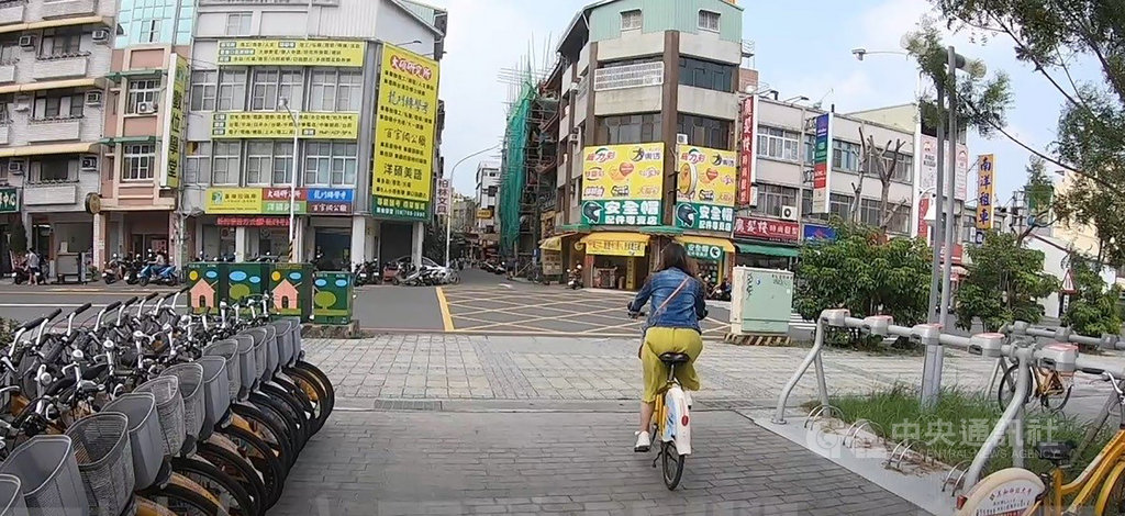 屏東縣政府主辦的「屏行時空.微旅行」微電影比賽結果出爐,第2名作品「體驗不開車的屏東之旅」推薦到屏東市區的觀眾,可以愜意地騎乘Pbike暢遊觀光。(屏東縣政府提供)中央社記者郭芷瑄傳真 109年1月17日