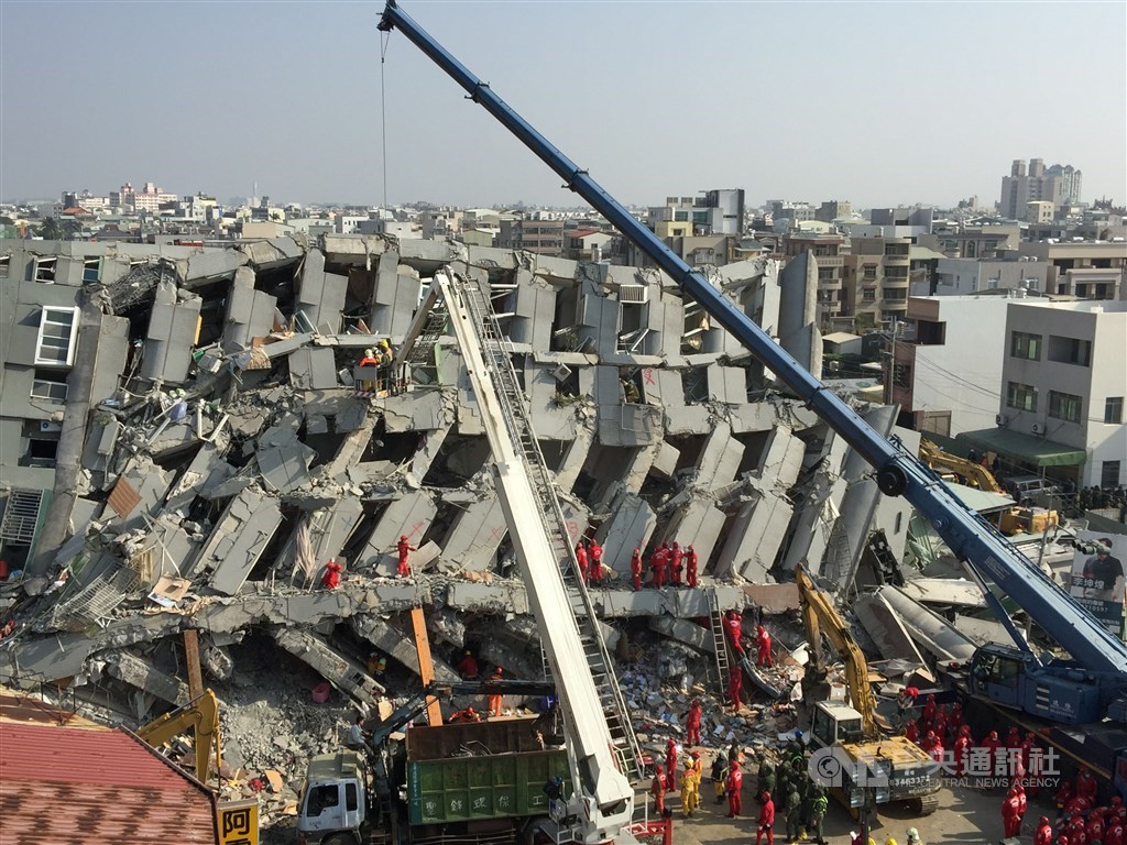 台南維冠大樓2016年2月因強震倒塌,造成115人死亡,台南地檢署向建商林明輝等人求償犯罪被害補償金,台南地院17日判賠新台幣7536萬1186元及法定利息,全案可上訴。(中央社檔案照片)