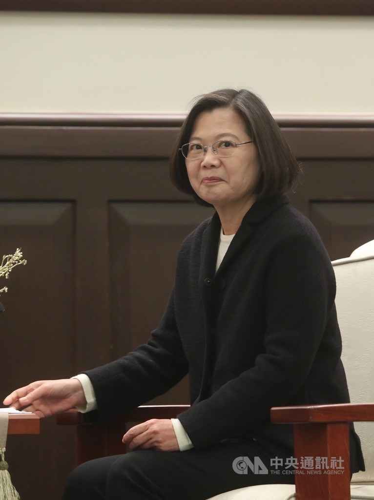 總統蔡英文(圖)17日接見英國在台辦事處代表唐凱琳(Catherine Nettleton)時指出,過去3年多來,台英關係越來越密切,英國也非常關注台灣的發展,並祝賀英國首相強生(Boris Johnson)勝選連任以及脫歐進展平順。中央社記者吳家昇攝 109年1月17日