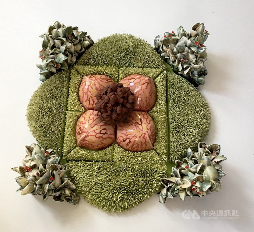 台灣國際陶藝雙年展首獎得主17日揭曉,美國陶藝家貝納爾(Susan Beiner)作品「盛菊花」(圖)獲評審青睞奪魁,創作靈感來自關心脆弱的生態環境。(陶博館提供)中央社記者黃旭昇新北傳真 109年1月17日