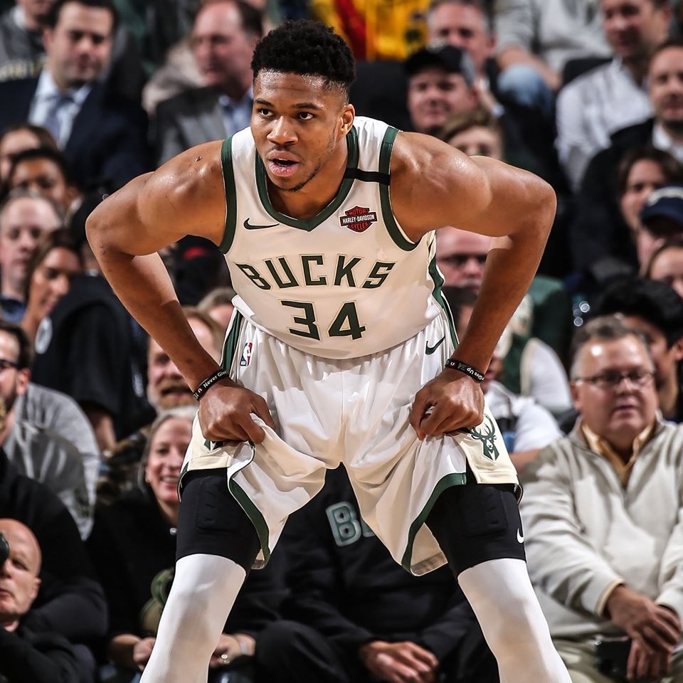 NBA公鹿隊16日主場出戰塞爾蒂克隊,「字母哥」安特托昆博第3節就拿下他的「雙十」,最後並有17個籃板的表現。(圖取自facebook.com/milwaukeebucks)