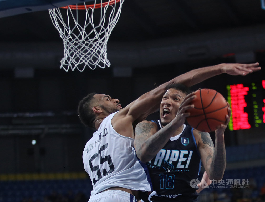 東南亞職業籃球聯賽(ABL)台北富邦勇士隊18日在主場交手香港東方龍獅隊,富邦洋將艾修(Maxie Esho)(右)突破對方防守強攻籃下,可惜富邦最終仍以78比105吞下敗戰。中央社記者張新偉攝 109年1月18日