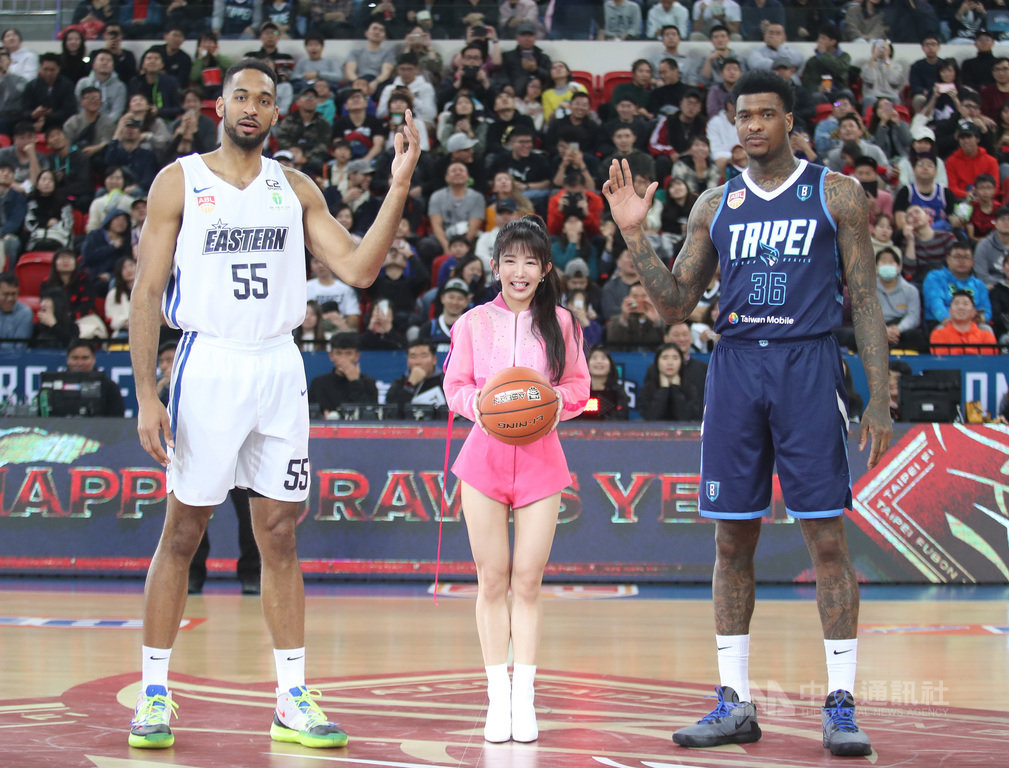 東南亞職業籃球聯賽(ABL)台北富邦勇士隊18日繼續在台北主場迎接春節封關前的賽事,並以Happy Braves Year為主題,邀請藝人「瑤瑤」郭書瑤(中)到場為比賽開球。中央社記者張新偉攝 109年1月18日