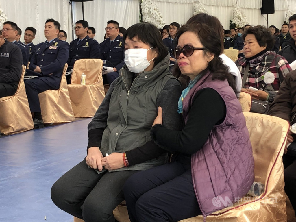 在黑鷹直升機失事意外中殉職的空軍中校黃聖航告別式,18日在苗栗縣頭份市家鄉舉行,家屬難掩悲痛情緒,場面哀戚。中央社記者管瑞平攝 109年1月18日