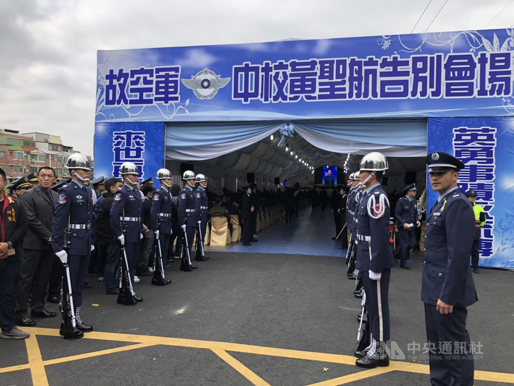 黑鷹直升機失事意外,最後一刻雙手環抱保護參謀總長的侍從官黃聖航告別式18日在苗栗縣頭份市舉辦。中央社記者管瑞平攝 109年1月18日