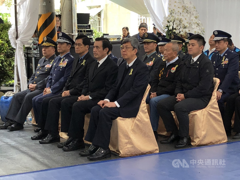 黑鷹直升機失事殉職的空軍中校黃聖航告別式,18日在苗栗縣頭份市家鄉舉行,副總統陳建仁(前排右)、前總統馬英九(前排右2)與國防部長嚴德發(前排右3)等人前往弔唁。中央社記者管瑞平攝 109年1月18日