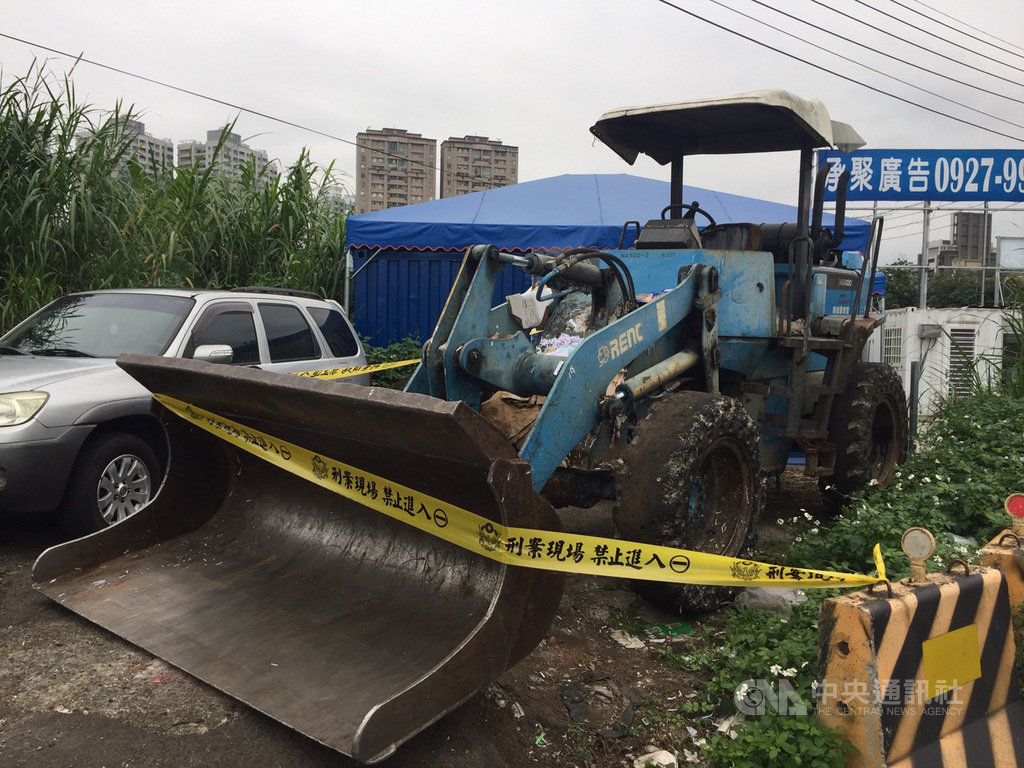 池姓女子18日在新北市新店區一處資源回收場駕駛堆高機,倒車不慎撞擊前往販賣回收物的87歲李姓婦人,李婦送醫急救宣告不治。(民眾提供)中央社記者黃旭昇新北傳真 109年1月18日
