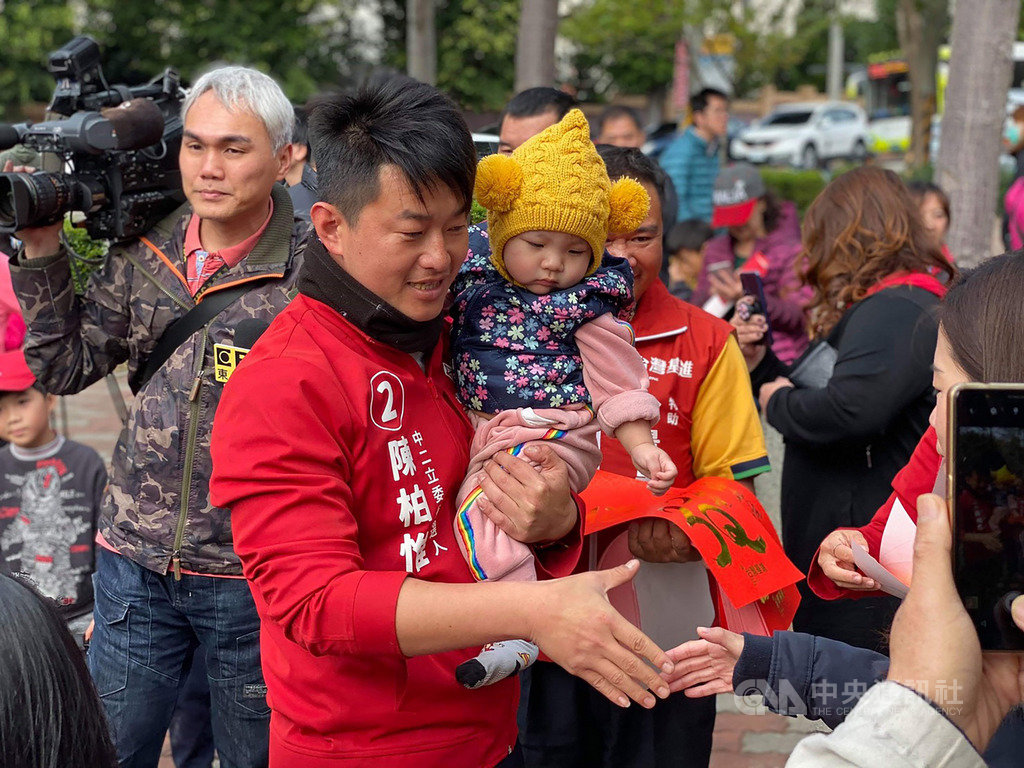 台灣基進台中市第2選區立委當選人陳柏惟(左2)18日在沙鹿區鹿鳴公園快閃發春聯,吸引大批民眾排隊索取,陳柏惟也親切與民眾互動。(陳柏惟服務處提供)中央社記者郝雪卿傳真 109年1月18日
