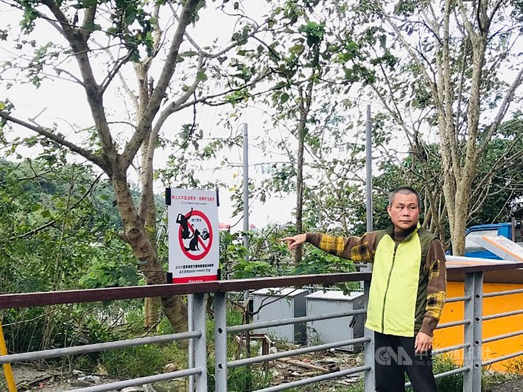 台東地區野外獼猴數量逐年增加,台東縣政府特別在知本溫泉勇男橋附近加設告示牌,呼籲民眾出遊造訪千萬不要餵食及逗弄猴子,避免受傷。(台東縣政府提供)中央社記者盧太城台東傳真 109年1月18日
