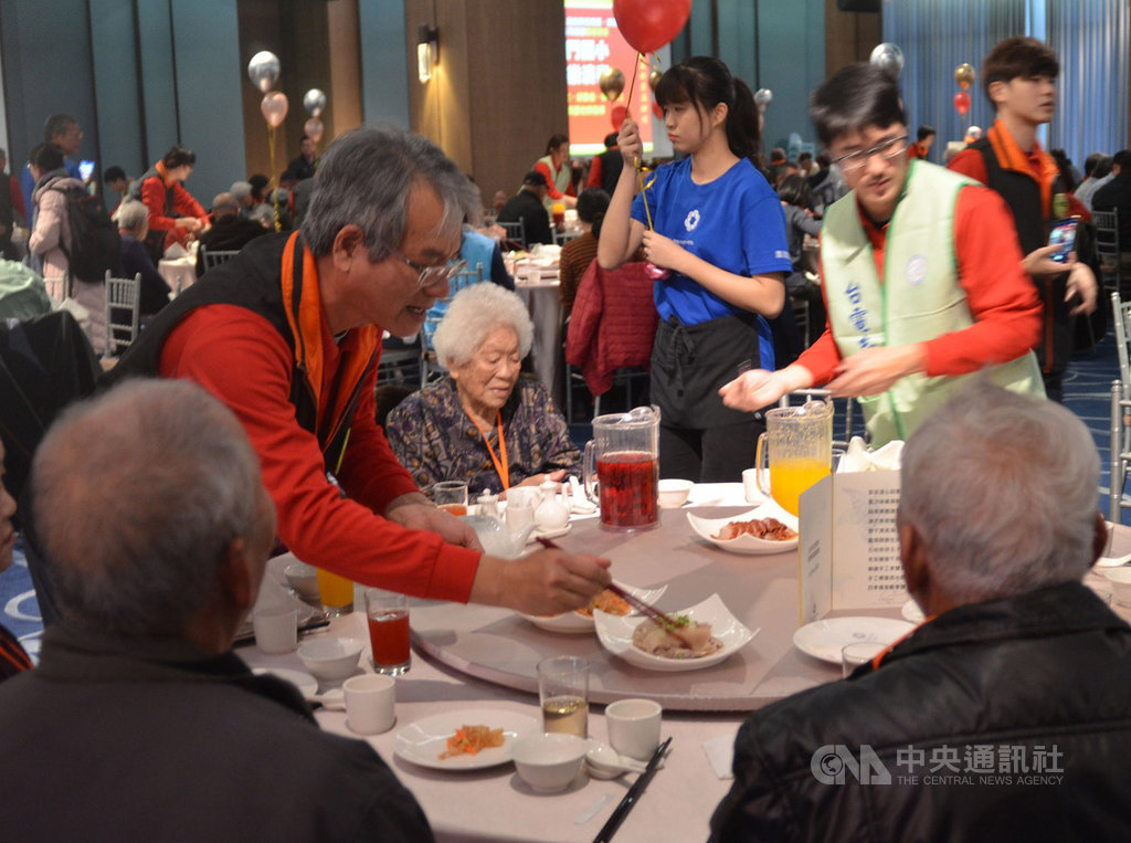澎湖縣湖西鄉台電尖山發電廠18日邀請電廠轄區村里的獨居清寒長者,一起到飯店圍爐聚餐,台電志工貼心為長者夾菜,一同提前溫馨過農曆新年。中央社 109年1月18日