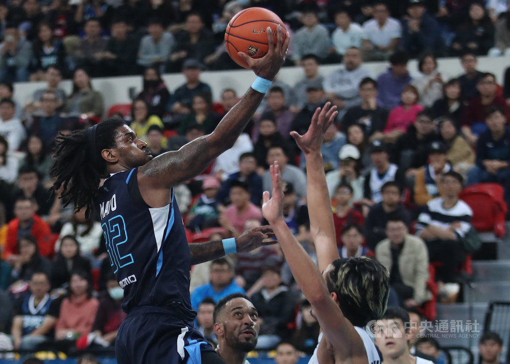 東南亞職業籃球聯賽(ABL)台北富邦勇士隊18日在台北主場交手香港東方龍獅隊,最終以78比105吞敗,中止近期連勝。圖為富邦洋將梅奧(O.J. Mayo)(左)強攻禁區搶分。中央社記者張新偉攝 109年1月18日