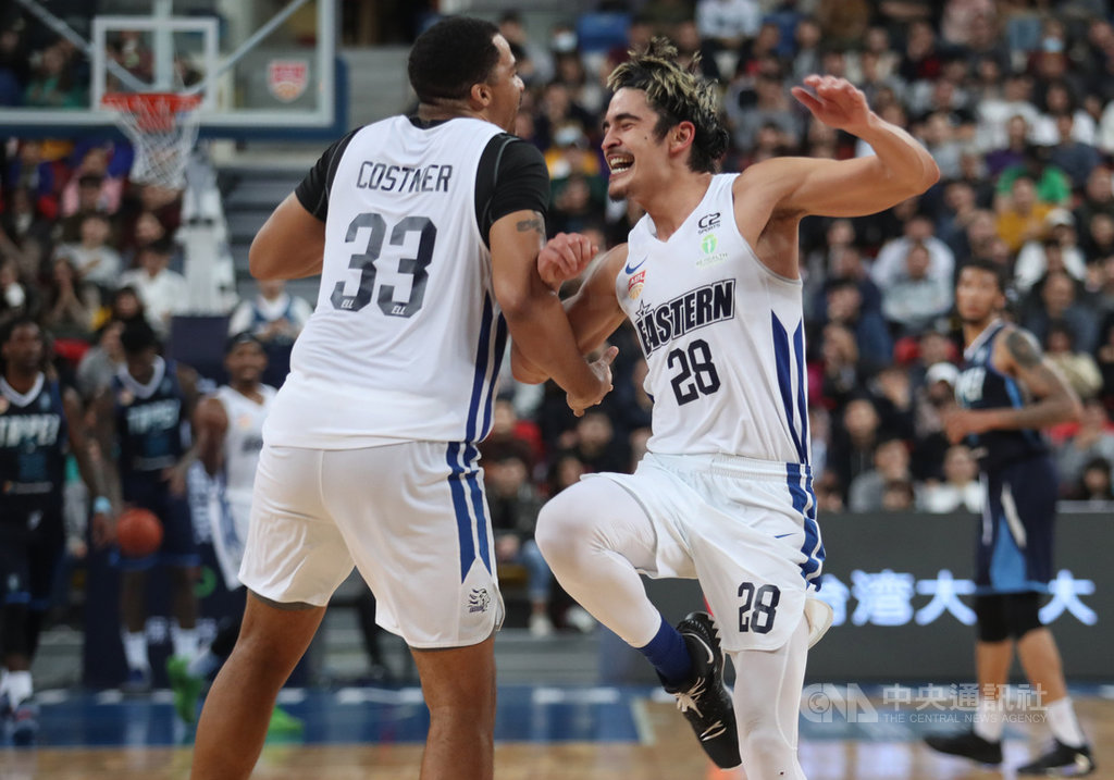 東南亞職業籃球聯賽(ABL)台北富邦勇士隊18日在主場出賽,第2節遭對手香港東方龍獅隊逆轉,一路苦追,最終以78比105不敵對手,吞下本季最慘烈一敗。圖為東方龍獅選手投進三分球,開心跳起來慶祝。中央社記者張新偉攝 109年1月18日