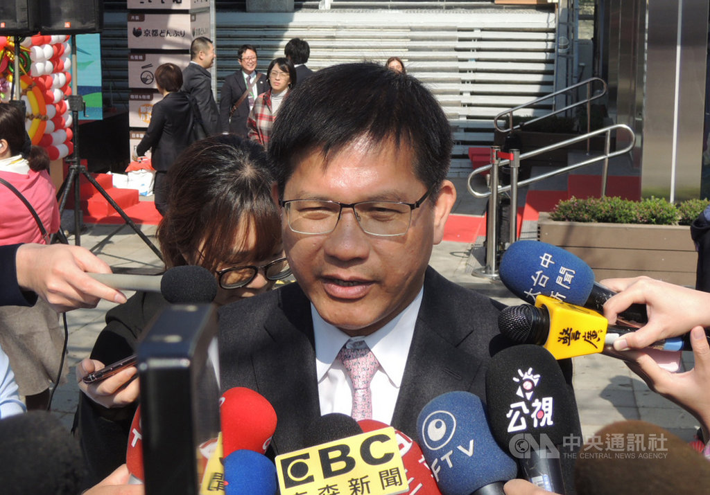 台中市第2選區立委當選人陳柏惟說擔任立委後最想「電」的是交通部長林佳龍,林佳龍(前)18日接受媒體聯訪,隨即回說請陳柏惟「好膽麥走」。中央社記者郝雪卿攝 109年1月18日
