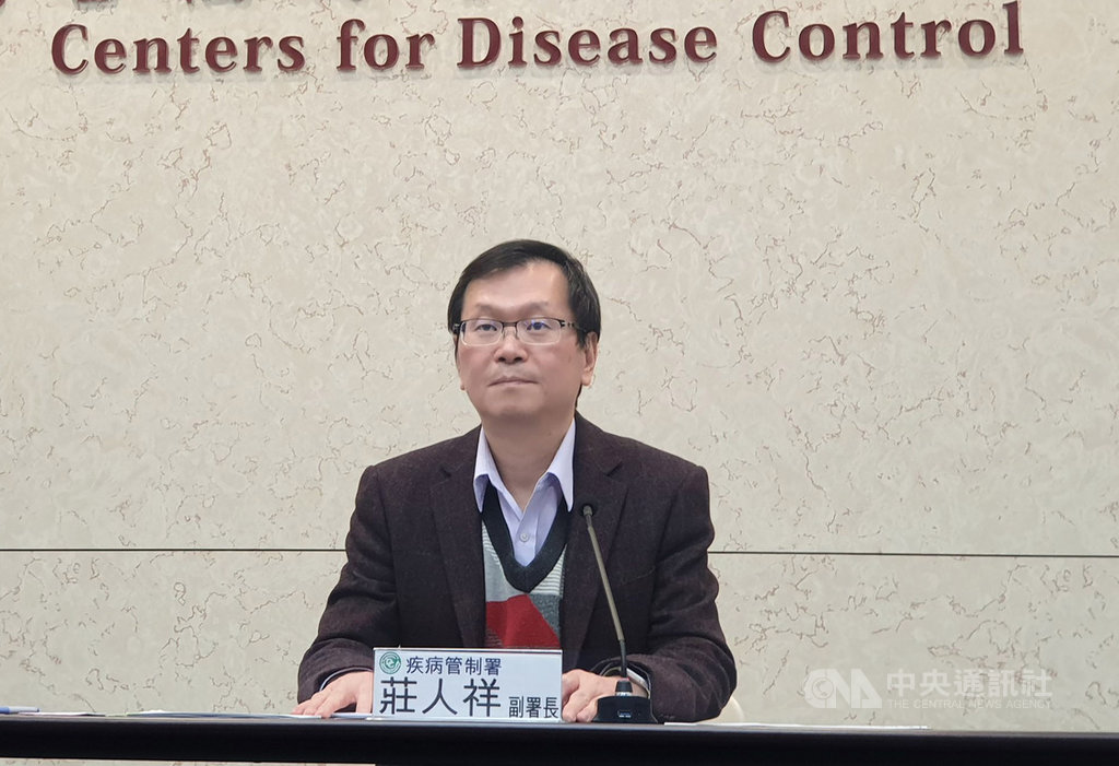 外界擔憂中國武漢持續向國際輸出疑似新型冠狀病毒肺炎病例,衛疾管署副署長莊人祥18日表示,武漢機場15日起有出境發燒篩檢管制,有助偵測,但可能有漏網之魚,只能暫時減緩他國負擔,民眾仍應保持警覺。中央社記者陳偉婷攝 109年1月18日