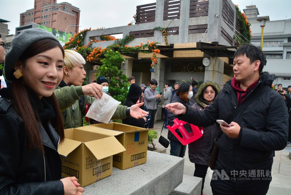 網紅「館長」陳之漢在2020總統大選後實踐承諾,18日在新北市蘆洲柳堤公園發放2000份雞排,前來領取的人龍長達近1公里。中央社記者黃旭昇新北市攝 109年1月18日