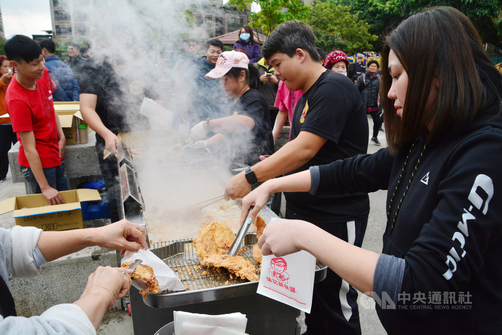 網紅「館長」陳之漢兌現選前承諾,18日起陸續在六都限量發送免費雞排,首站選在新北蘆洲柳堤公園,發放2000份,現場合作店家忙著趕工炸雞排。中央社記者黃旭昇新北市攝 109年1月18日