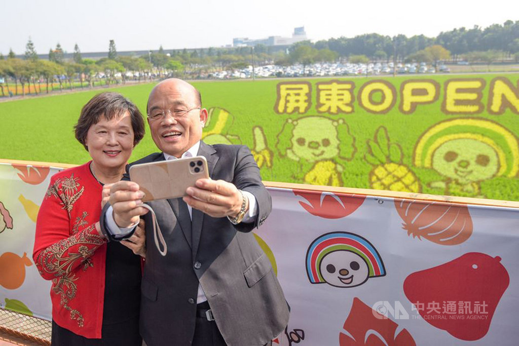 2020屏東熱帶農業博覽會18日開幕,行政院長蘇貞昌(右)偕同夫人詹秀齡(左)回到家鄉協助推廣活動,並在彩稻田前自拍合影。(屏東縣政府提供)中央社記者郭芷瑄傳真 109年1月18日