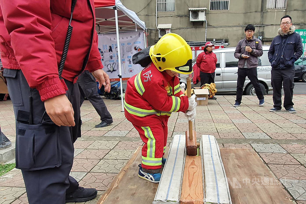 桃園市消防局18日舉辦消防體驗宣導活動,吸引約60名小朋友及家長報名參加,現場準備6個關卡,包括模擬耗氧訓練、攀樹體驗、消防應用繩結、急救CPR教學、模擬繩索橫渡溪谷及斜降活動,讓小朋友化身消防小勇士闖關體驗。中央社記者吳睿騏桃園攝 109年1月18日
