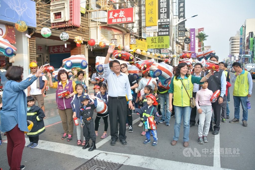屏東縣政府18日下午在屏東市區舉辦「屏東過好年–宣導踩街逗陣行」遊行活動,由縣長潘孟安(前中)帶隊,行經學測考場周邊時不忘靜音,避免影響考生。(屏東縣政府提供)中央社記者郭芷瑄傳真 109年1月18日