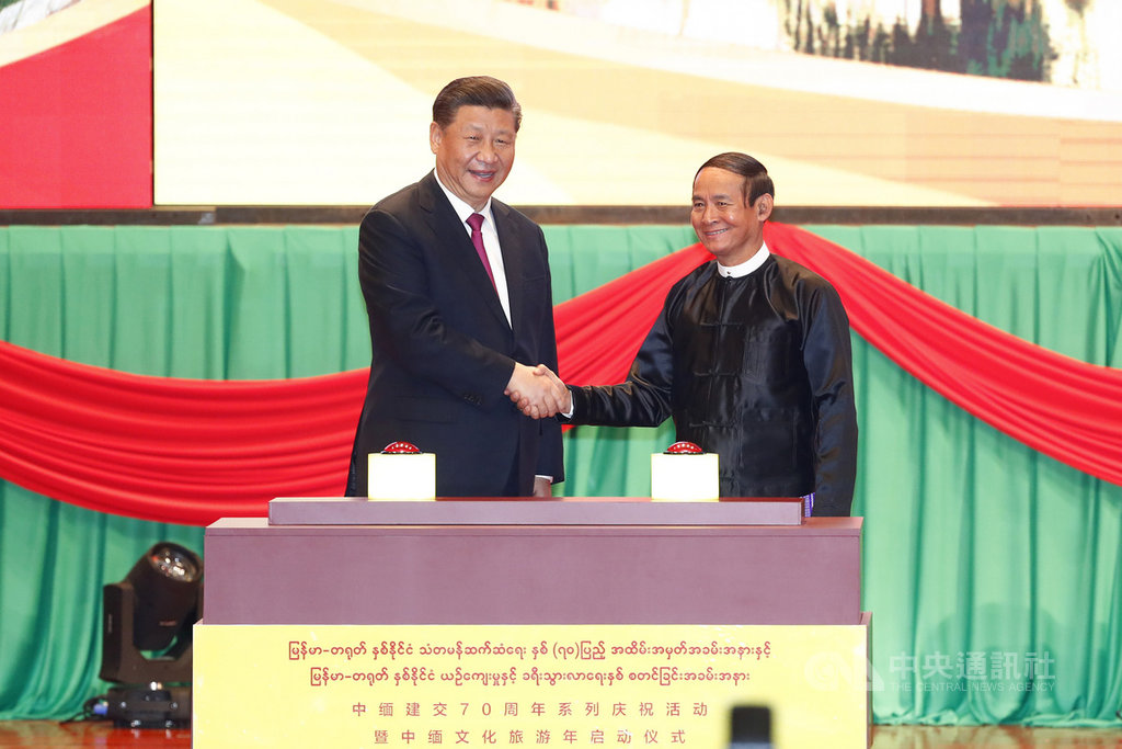 中國國家主席習近平(左)與緬甸總統溫敏(右)17日晚,在緬甸首都奈比多(Naypyitaw)參加中緬建交70週年系列慶祝活動暨中緬文化旅遊年啟動儀式。(中新社提供)中央社 109年1月18日