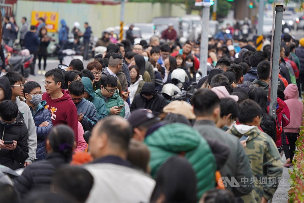 總統蔡英文以超過800萬高票連任成功,網紅「館長」陳之漢也兌現祭品文承諾,將陸續在六都限量請民眾吃雞排,18日首場在新北市蘆洲區柳堤公園發放2000份,現場民眾大排長龍。中央社記者徐肇昌攝 109年1月18日