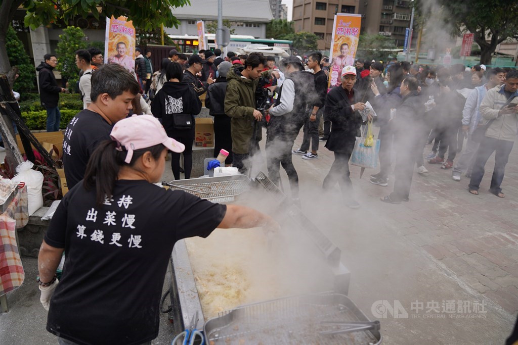 網紅「館長」陳之漢兌現選前承諾,陸續在六都發送免費雞排,共計1萬2000份,18日先在新北市蘆洲區柳堤公園發送2000份,大批民眾排隊領取,讓現場業者忙得不可開交。中央社記者徐肇昌攝 109年1月18日