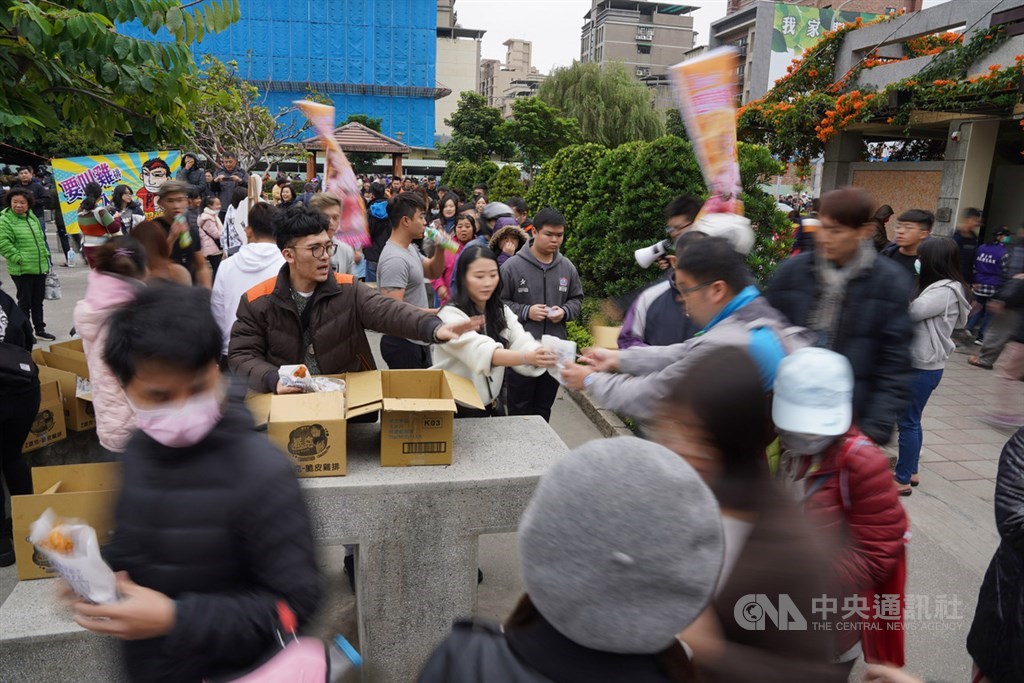 網紅「館長」陳之漢兌現總統大選前承諾,只要總統蔡英文連任成功就限量免費發雞排,18日先在新北市蘆洲區柳堤公園送出2000份,工作人員依序發給排隊民眾。中央社記者徐肇昌攝 109年1月18日
