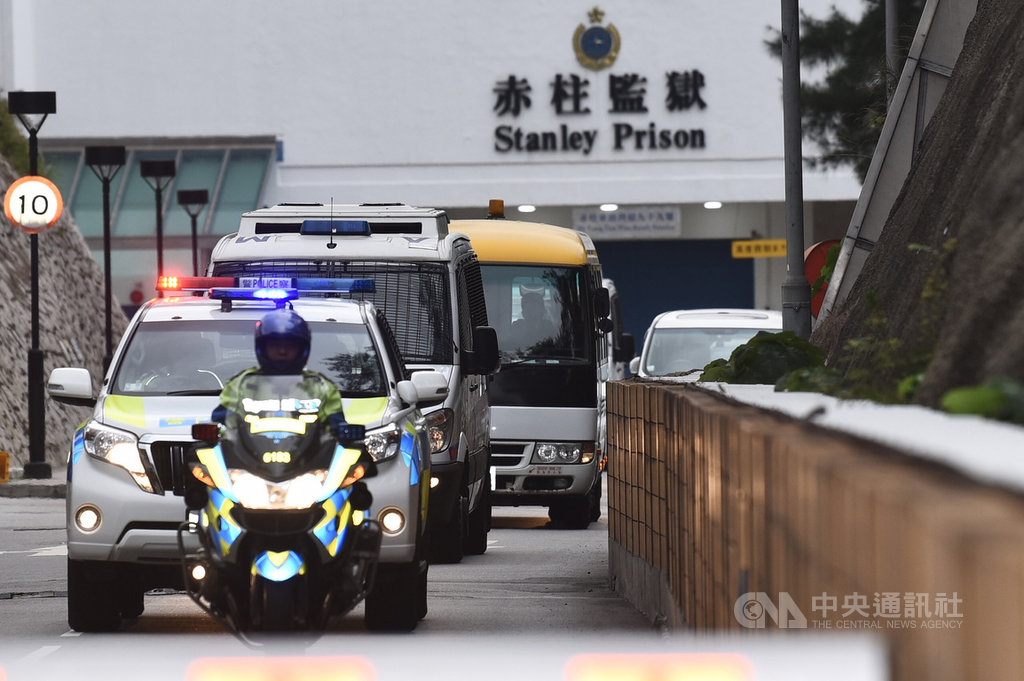 1980年代在香港犯下搶劫和槍擊警員等嚴重罪行的重犯季炳雄18日早上出獄,他在多輛警車押解下,直赴機場。由於他持有美國護照,預料被遞解到美國。(中通社提供)中央社 109年1月18日