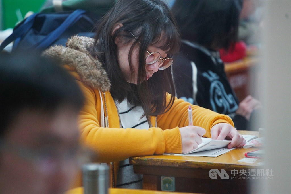 大考中心將於2月24日公布學測成績和各科5標標準,2月25日寄發成績單。圖為18日考生們在考前專注複習,摩拳擦掌準備應試。中央社記者王騰毅攝 109年1月18日
