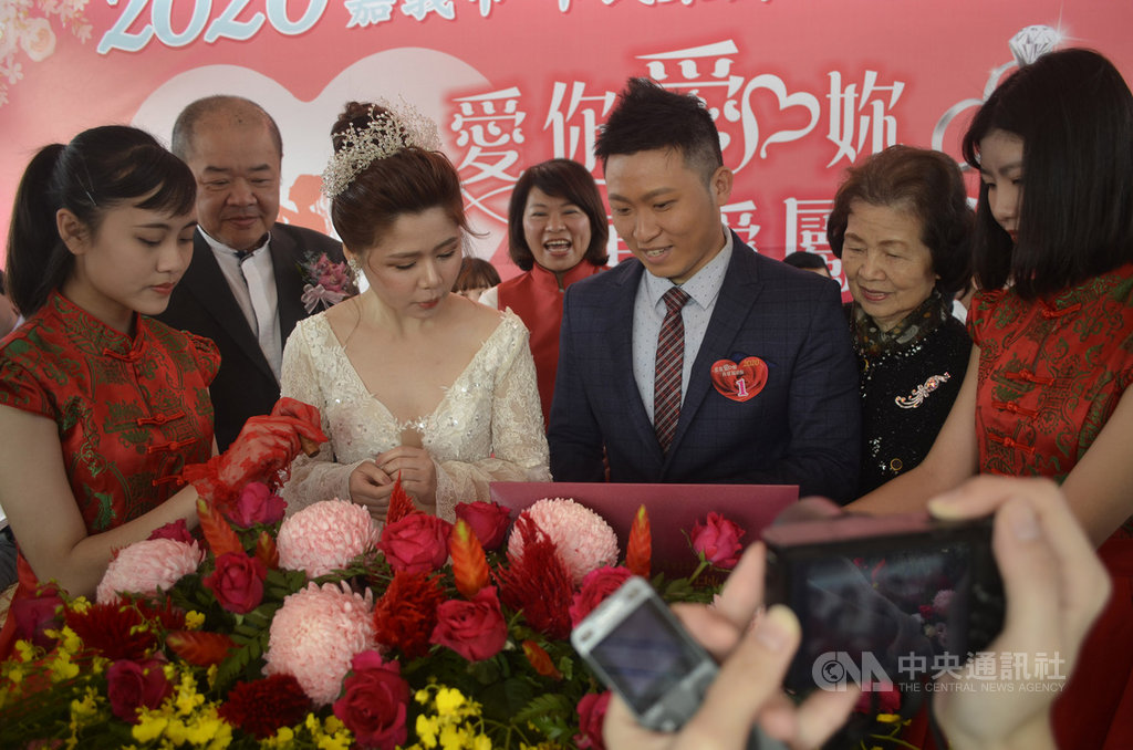 2020年嘉義市第38屆市民集團結婚18日浪漫登場,由新人郭煜騰(右3)、黃雁琳(左3)代表所有新郎新娘用印,嘉義市長黃敏惠(後中)證婚,議長莊豐安(左2)則擔任主婚人中央社記者蔡智明攝 109年1月18日