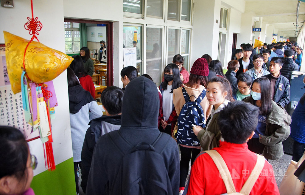 大學入學考試中心主辦的109學年度學科能力測驗考試登場,18日第2天考數學、國語文寫作能力測驗、自然,今年學測新增規定,考生進試場前,務必將手機完全關機,違者扣該科成績。圖為考生進入考場準備應試。中央社記者王騰毅攝 109年1月18日