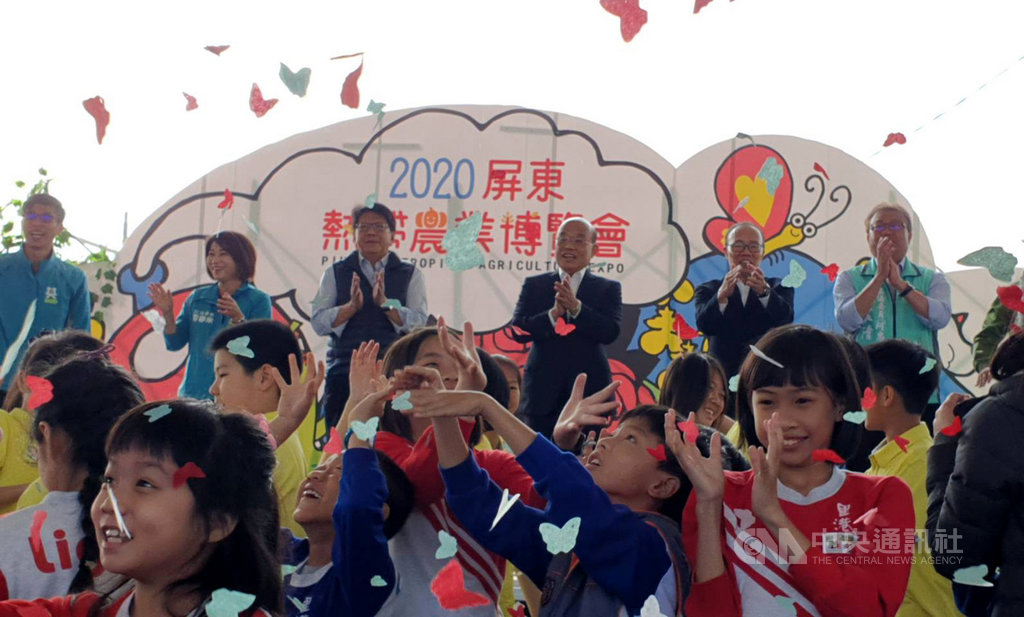 行政院長蘇貞昌(後右3)、屏東縣長潘孟安(後左3)18日主持2020屏東熱帶農業博覽會開幕儀式,民進黨立委周春米(後左2)及屏東縣多名縣議員也到場參加。中央社記者郭芷瑄攝 109年1月18日