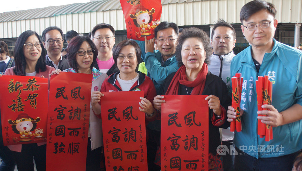 農曆春節將屆,總統府祕書長陳菊(前右2)等人18日在高雄火車站發放總統府春聯,向民眾拜早年。中央社記者程啟峰高雄攝 109年1月18日
