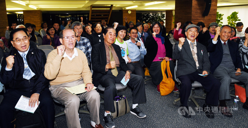 台灣聯合國協進會(TAIUNA)理事長蔡明憲(前右2)、前外交部長陳唐山(前左3)等人,18日在台北出席TAIUNA宣達團成員回娘家暨名人座談會,與會員們一起喊口號加油。中央社記者施宗暉攝 109年1月18日