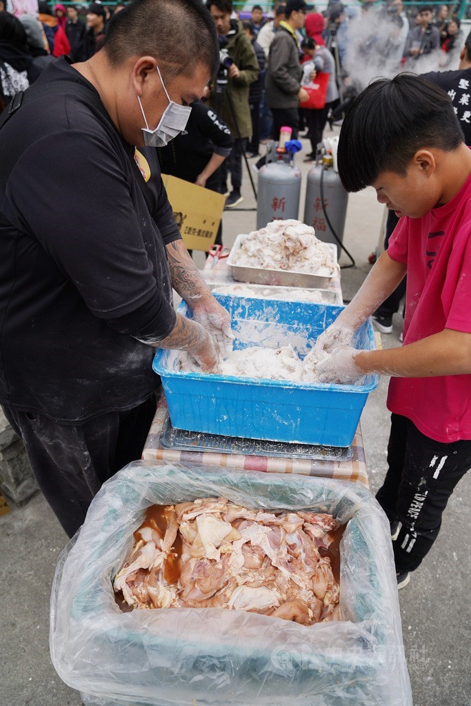 總統蔡英文順利連任,曾發出祭品文的網紅「館長」陳之漢也兌現承諾發送雞排,18日率先在新北市蘆洲區柳堤公園發放2000份,合作的雞排業者現場趕工製作。中央社記者徐肇昌攝 109年1月18日
