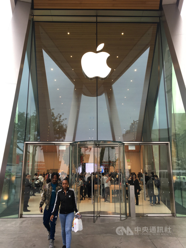 蘋果公司服務等事業日漸壯大,對iPhone依賴減輕,投資人重拾信心,促使蘋果股價一年來翻倍。圖為紐約市布魯克林區的蘋果直營店。中央社記者尹俊傑紐約攝 109年1月18日