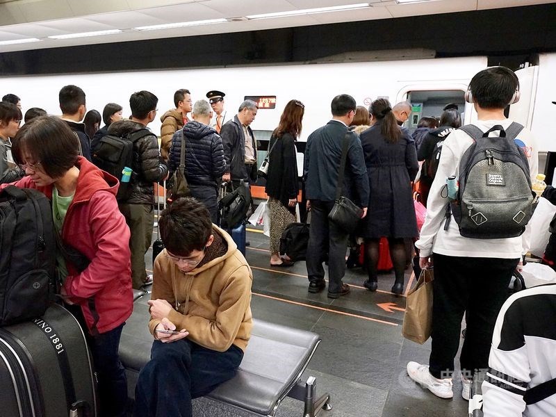台灣高鐵18日宣布,第6億人次的幸運旅客出爐,是17日晚間7時6分在南港站購票旅客。(中央社檔案照片)