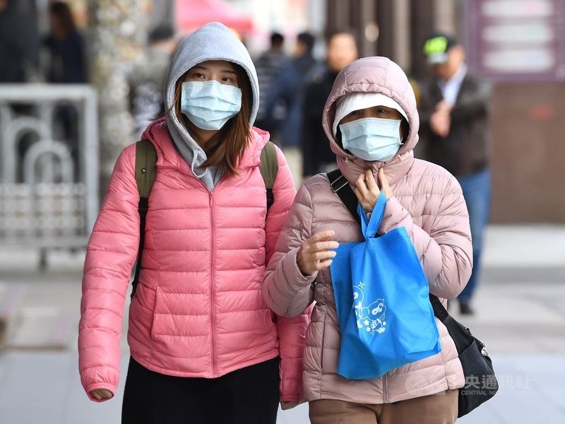 氣象局表示27日清晨北台灣低溫約落在12度到15度左右,白天高溫也只有15度到17度,預計月底將是這波冷氣團最冷的時候。(中央社檔案照片)