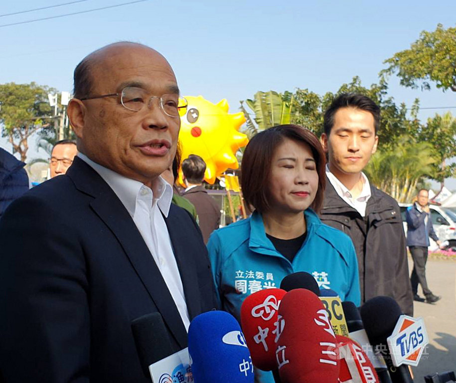 行政院長蘇貞昌(左)18日針對記者提問指內閣人事改組能向對岸釋出善意時表示,總統蔡英文自有一番作為,不用其他國家指指點點。中央社記者郭芷瑄攝 109年1月18日
