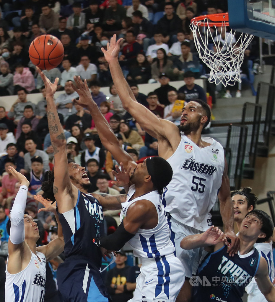 東南亞職業籃球聯賽(ABL)台北富邦勇士隊,18日在台北主場對上香港東方龍獅隊以78比105吞敗,富邦洋將艾修(Maxie Esho)(左2)為全隊貢獻15分、4籃板。中央社記者張新偉攝 109年1月18日