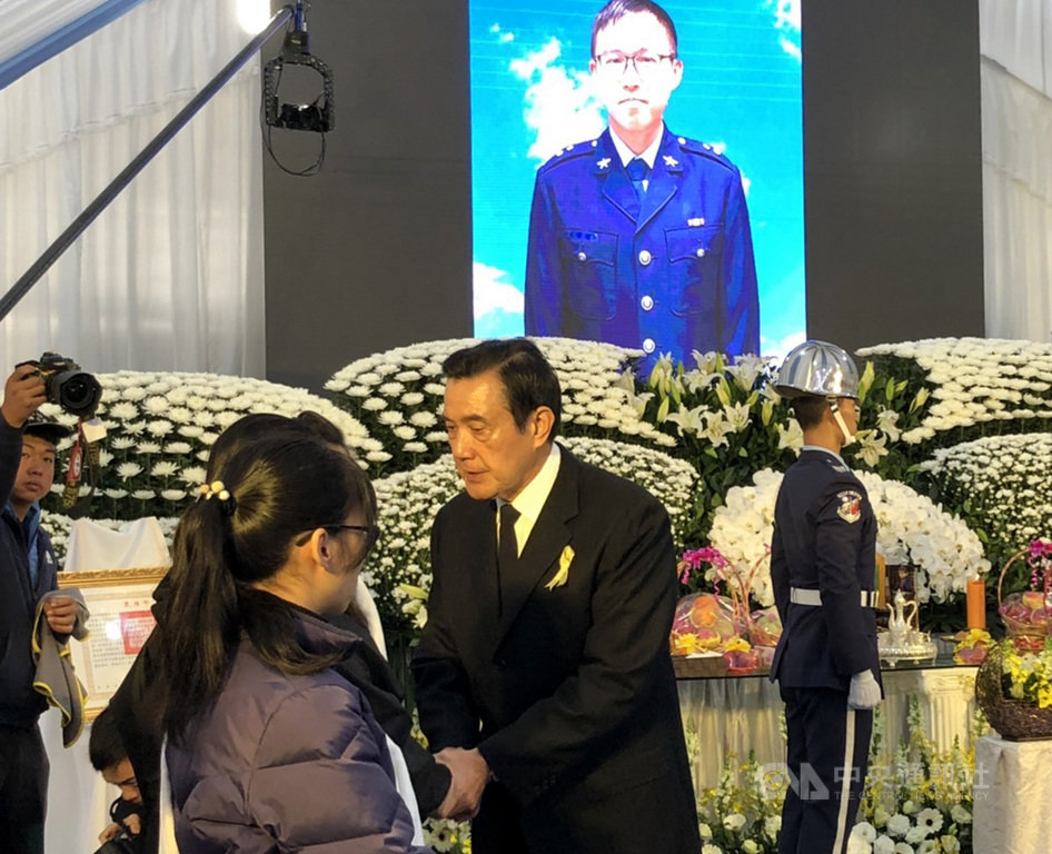 黑鷹直升機失事,已故空軍中校黃聖航告別式18日在苗栗縣頭份市家鄉舉行,前總統馬英九(右2)到場弔唁,向家屬致哀。中央社記者管瑞平攝 109年1月18日