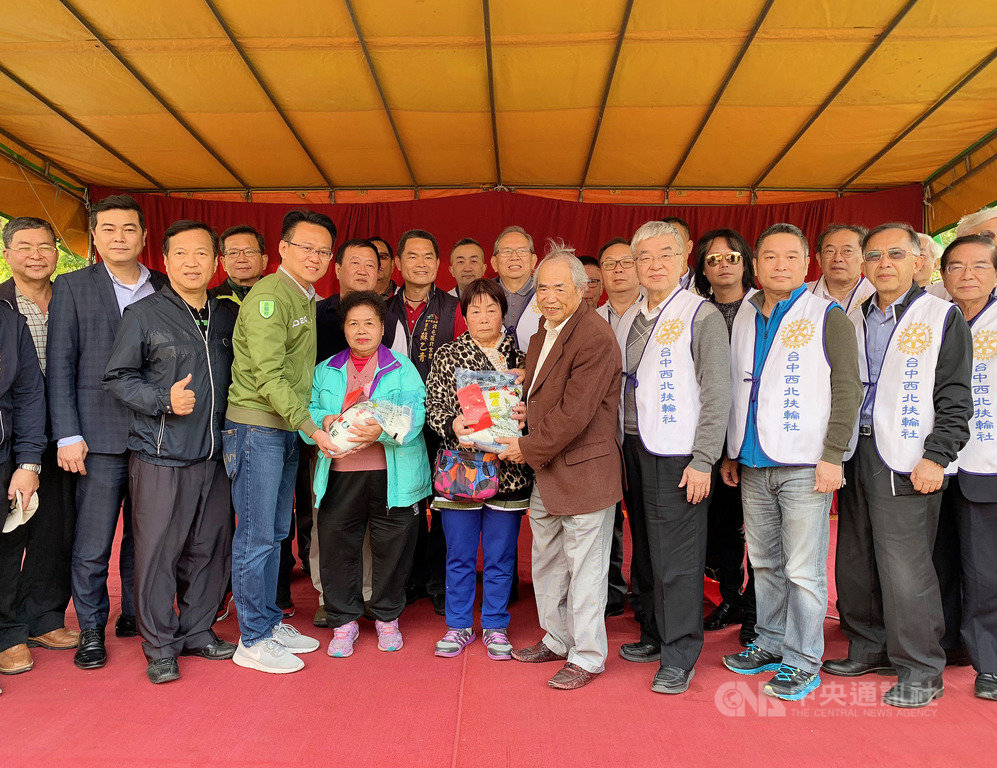 民進黨籍台中市立委當選人莊競程(前左4)選後行程滿檔,18日應邀參加北屯區茂盛醫院舉辦的「關懷貧困寒冬送暖慈善活動」。中央社記者郝雪卿攝 109年1月18日