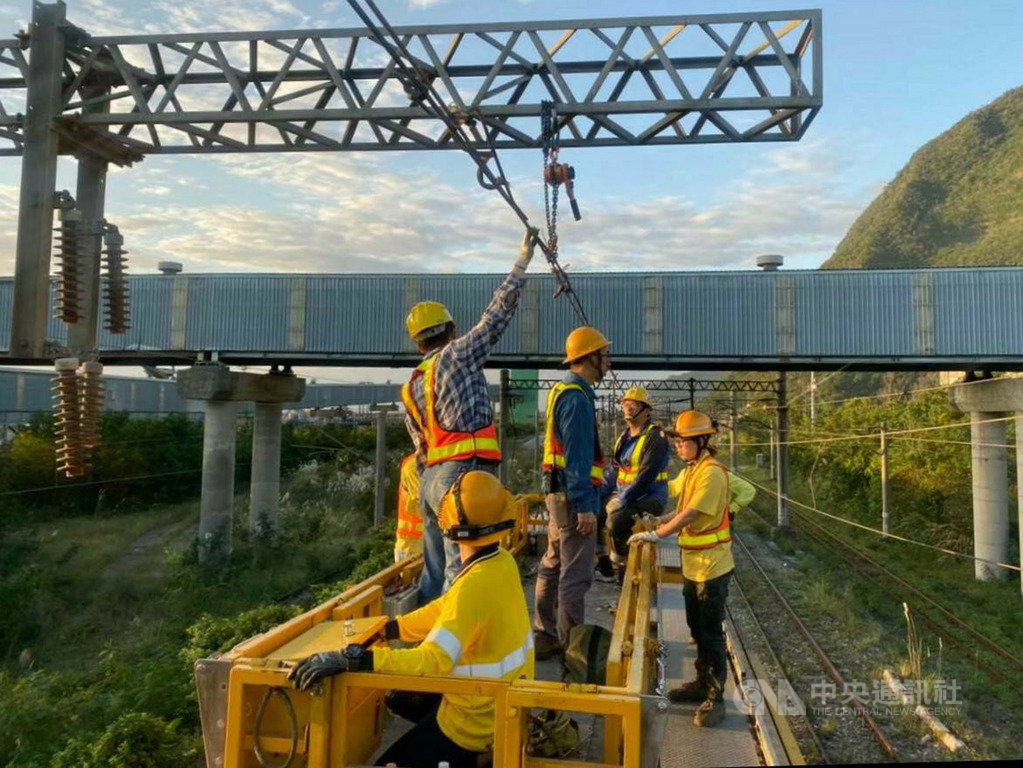 台鐵19日發布新聞稿指出,上千公里的電車線更新,預計年底前全部完成,將可強化行車效率與安全。(台鐵提供)中央社記者汪淑芬傳真 109年1月19日
